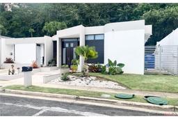 Alturas de Torrimar Este neighborhood $4400
