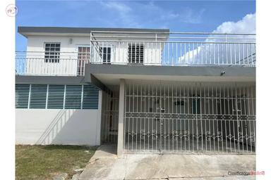House with 3 bedrooms, 2 bathrooms, and 1 parking space