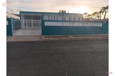 House with 2 bedrooms and 1 bathroom, $1,400, includes water, electricity, and air conditioning.