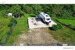 Land of 1 to 700 square meters with a 32-foot camper