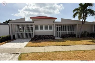 Single-story house in central Ponce