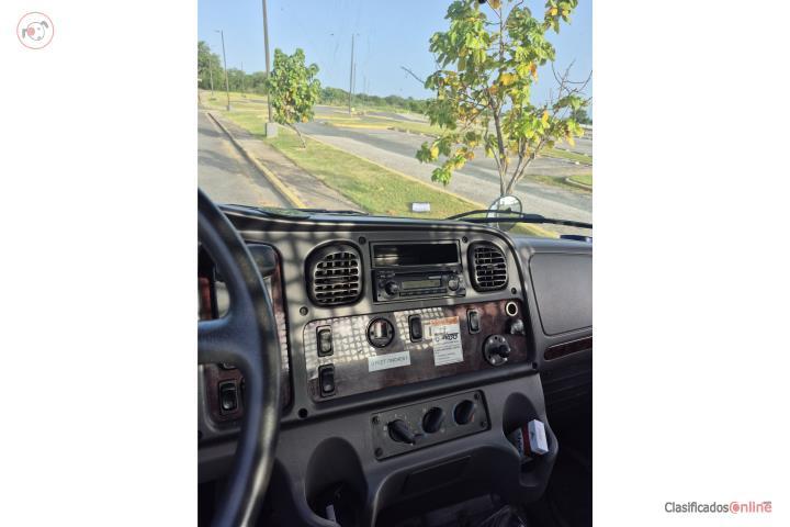 Ford 2017 ES 4x4 Plata, plataforma 9.0 pies